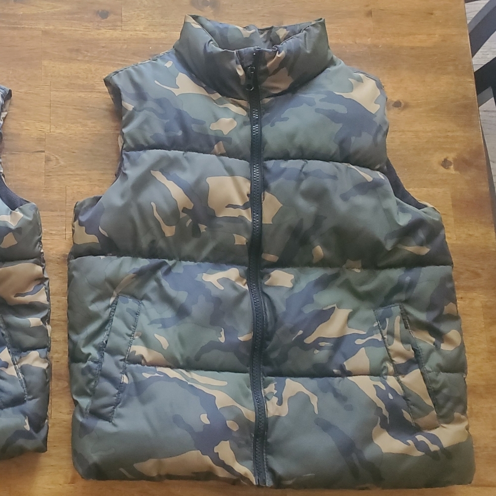 Old Navy Camo Puffer Vest Kids M (8)